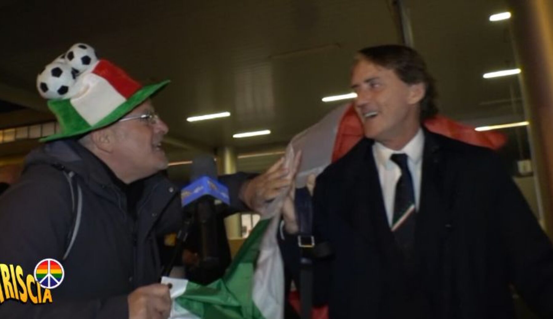 Enrico Lucci con la bandiera tricolore accoglie a Fiumicino gli Azzurri “vittoriosi”