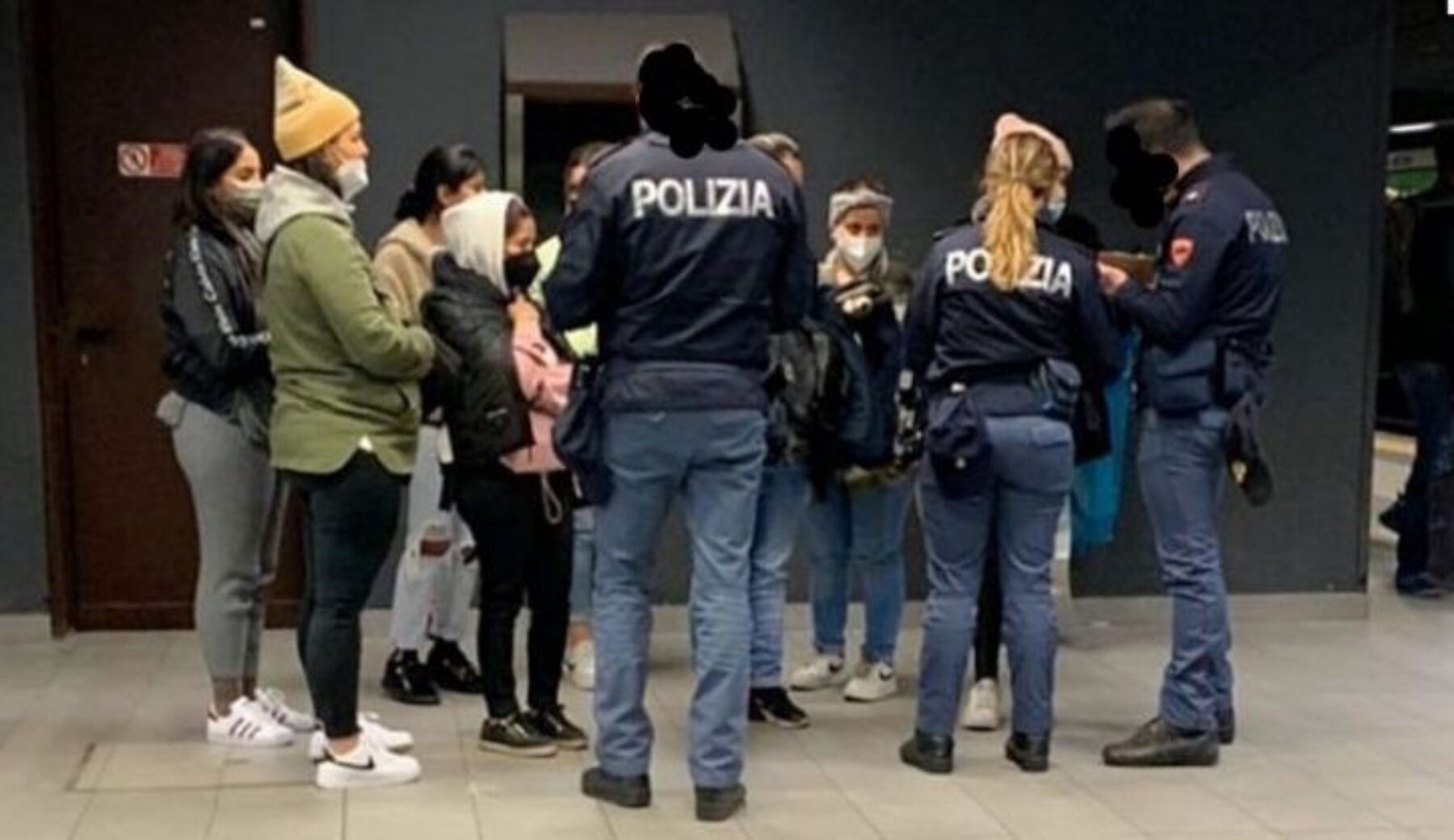 Borseggiatrici derubano anziana e vengono arrestate: sono le solite “note” pizzicate da Striscia