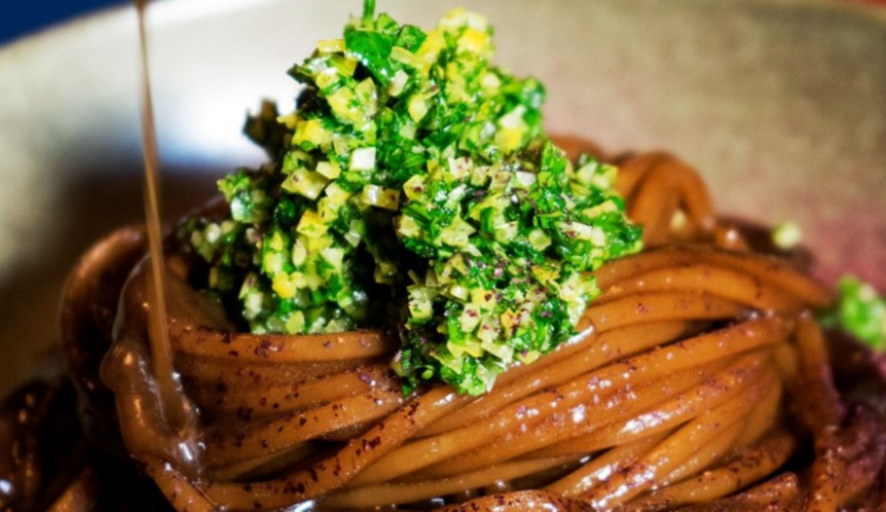 La ricetta degli “Spaghetti, demi-glace di cipolle alla brace e gremolata di limoni salati” di Laura Santosuosso