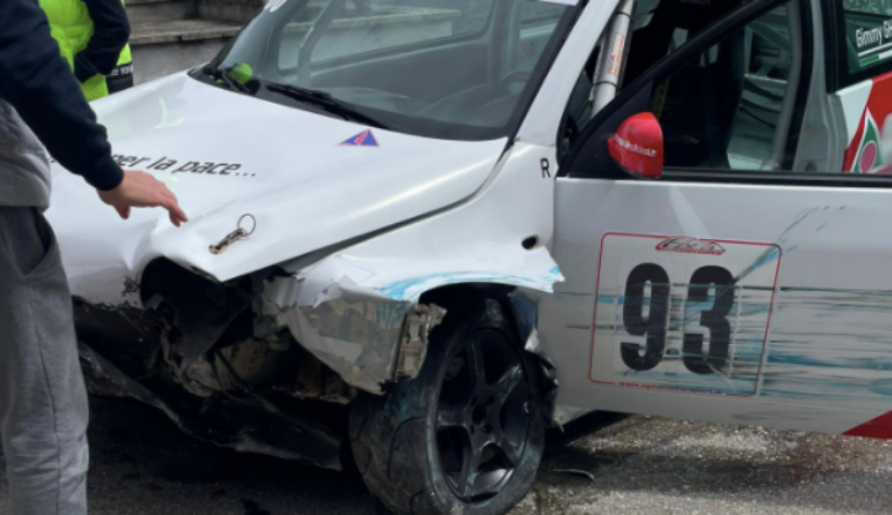 Jimmy Ghione si ribalta con l’auto durante la Fasano-Selva: il video del rocambolesco incidente