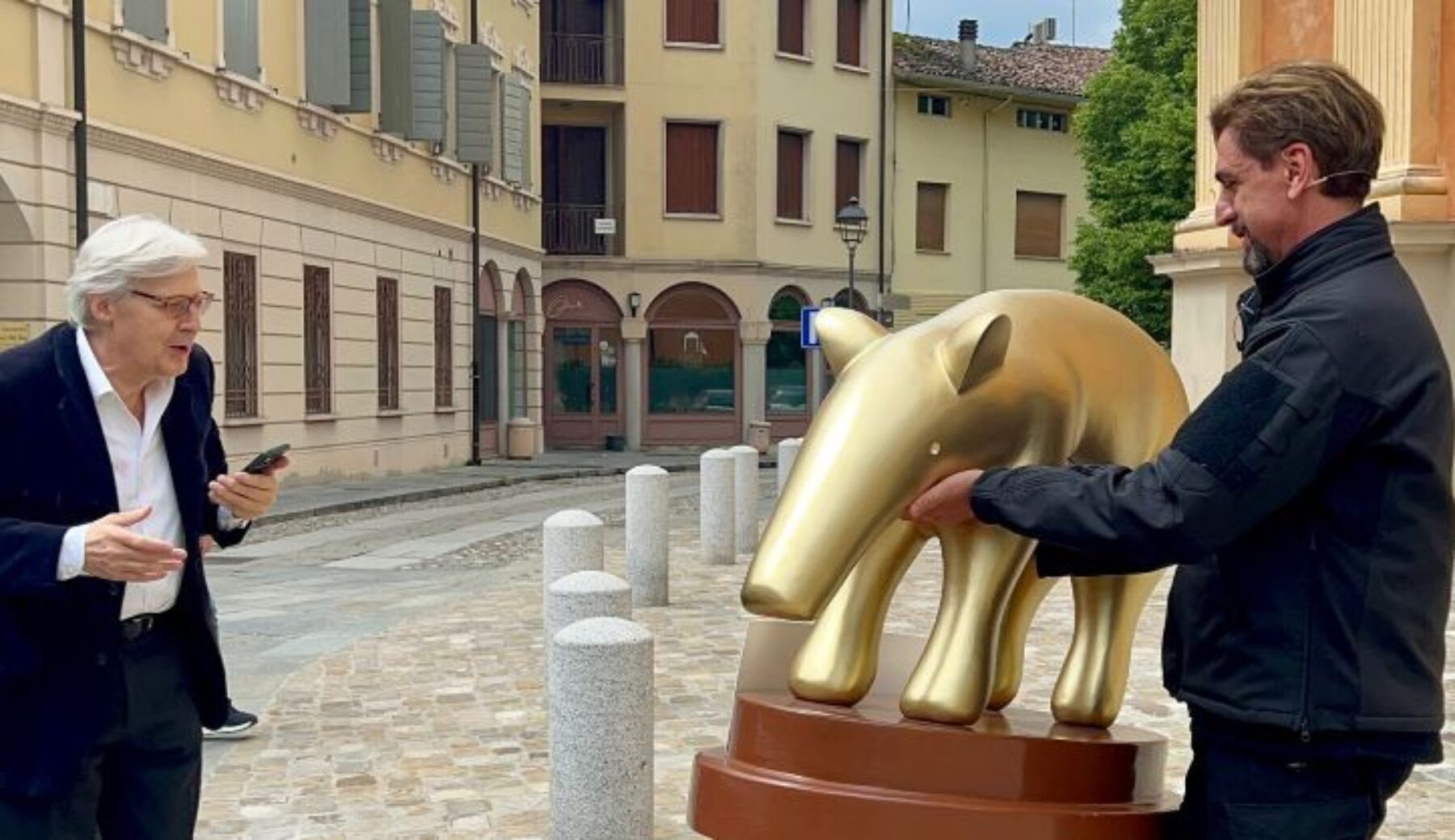 Auguri, Vittorio Sgarbi: 70 anni con un megatapiro per la rissa con Mughini