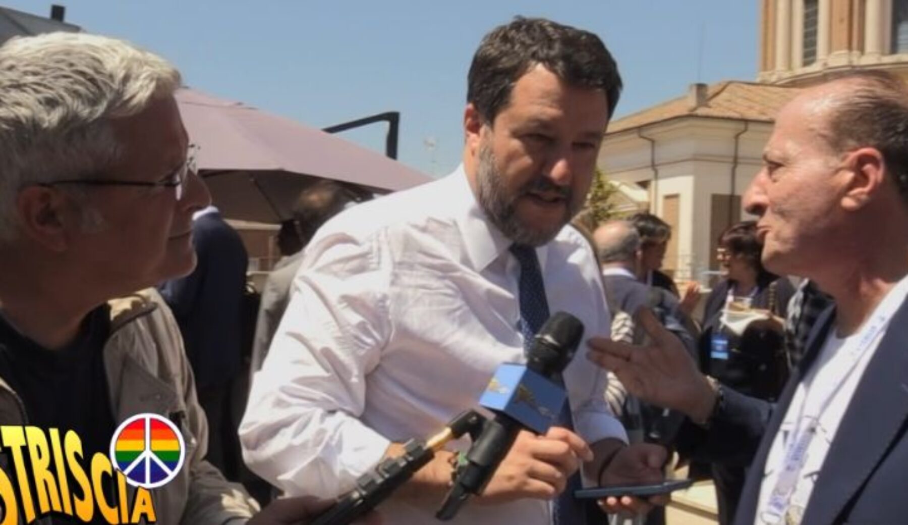 “Mariano Apicella ha tradito Silvio per Salvini”: ma è una gag di Enrico Lucci