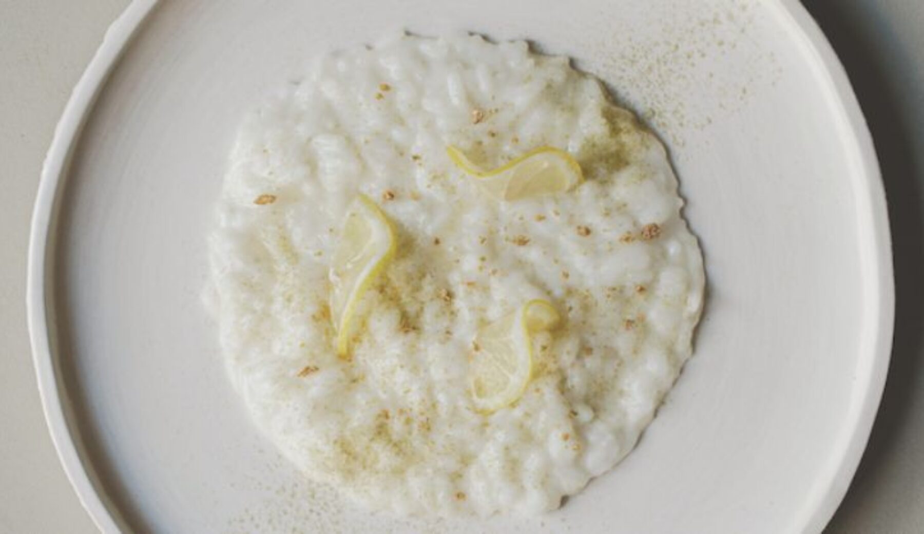 La ricetta del “Hugo – Risotto al Castelmagno, contrasto di Saint Germain e fieno greco blu” di Sara Nicolosi e Cinzia De Lauri