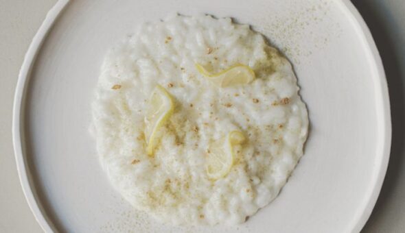 La ricetta del “Hugo - Risotto al Castelmagno, contrasto di Saint Germain e fieno greco blu” di Sara Nicolosi e Cinzia De Lauri