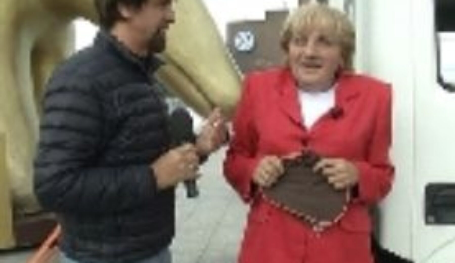 SCANDALO VOLKSWAGEN. TAPIRO D’ORO GIGANTE ALLA CANCELLIERA TEDESCA ANGELA MERKEL: «È UN PROBLEMA SERIO… ANCHE IO HO UNA VOLKSWAGEN»