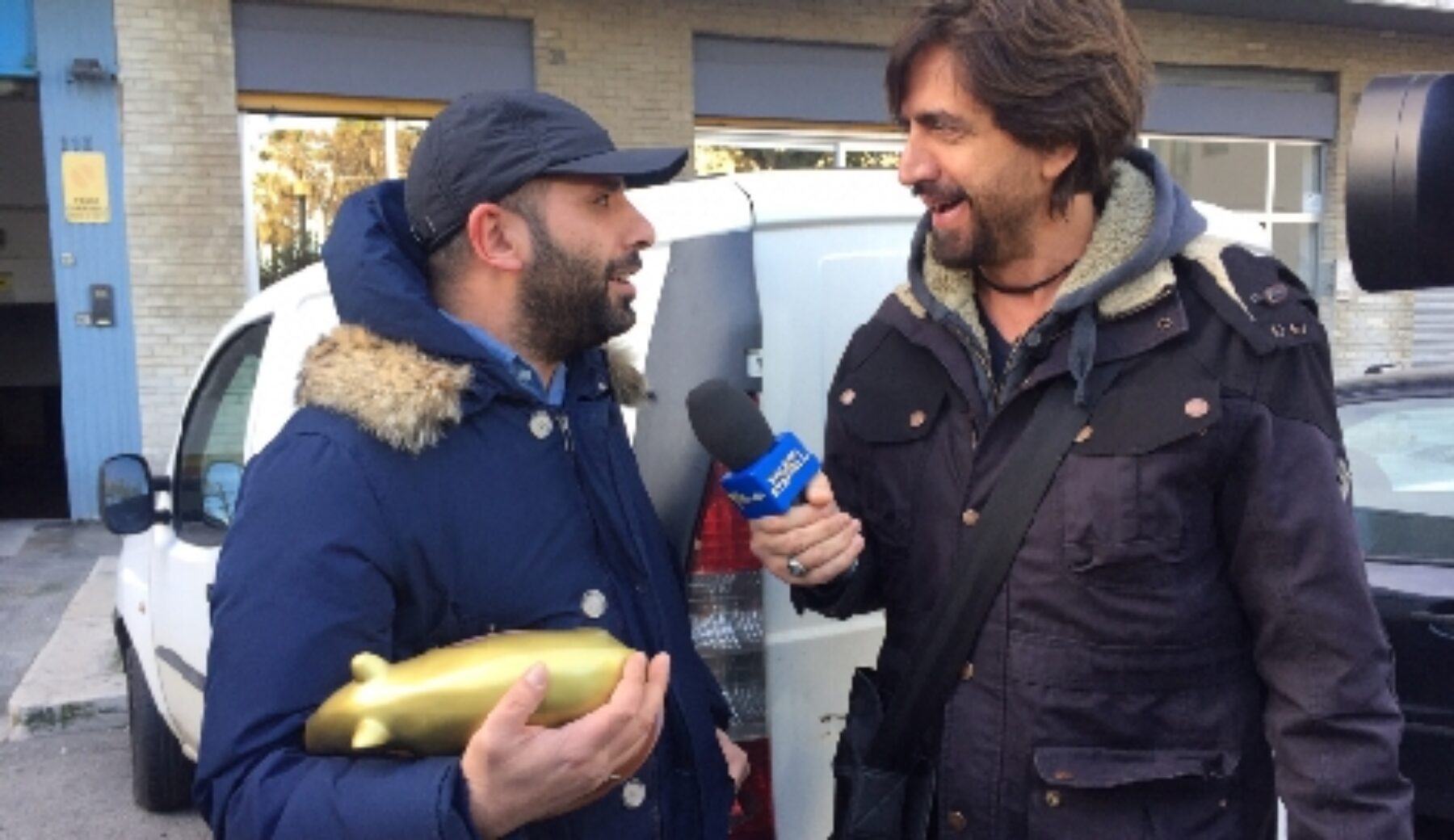 A Striscia la notizia Tapiro d’oro a Checco Zalone perché il suo film non ha ancora incassato 100 milioni «non sono soldi miei, tentano di darmeli, ma io li rifiuto»