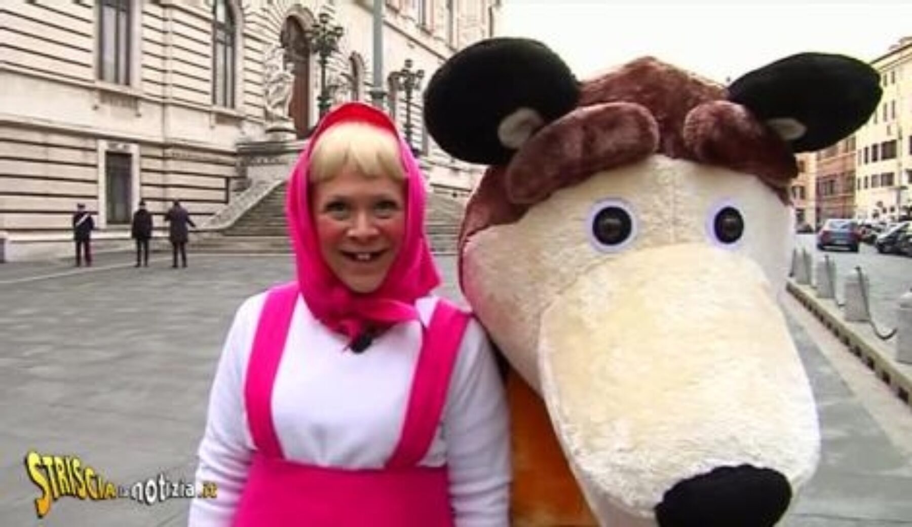 A Striscia la notizia la parodia di “Masha e Orso” alle prese con i politici italiani