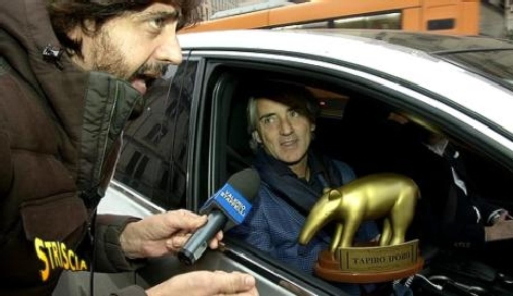 A Striscia la notizia Tapiro d’oro a Roberto Mancini per la sconfitta nel derby e il dito medio ai tifosi del Milan «in Inghilterra non avrei fatto il gesto»