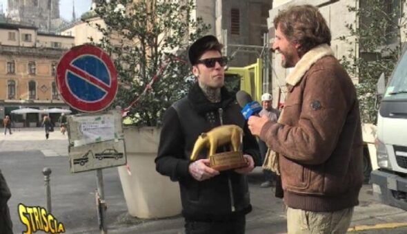 A Striscia la notizia Tapiro d’oro a Fedez per la sua campagna pubblicitaria dei baci Perugina dopo aver ironizzato su quella di Tiziano Ferro
