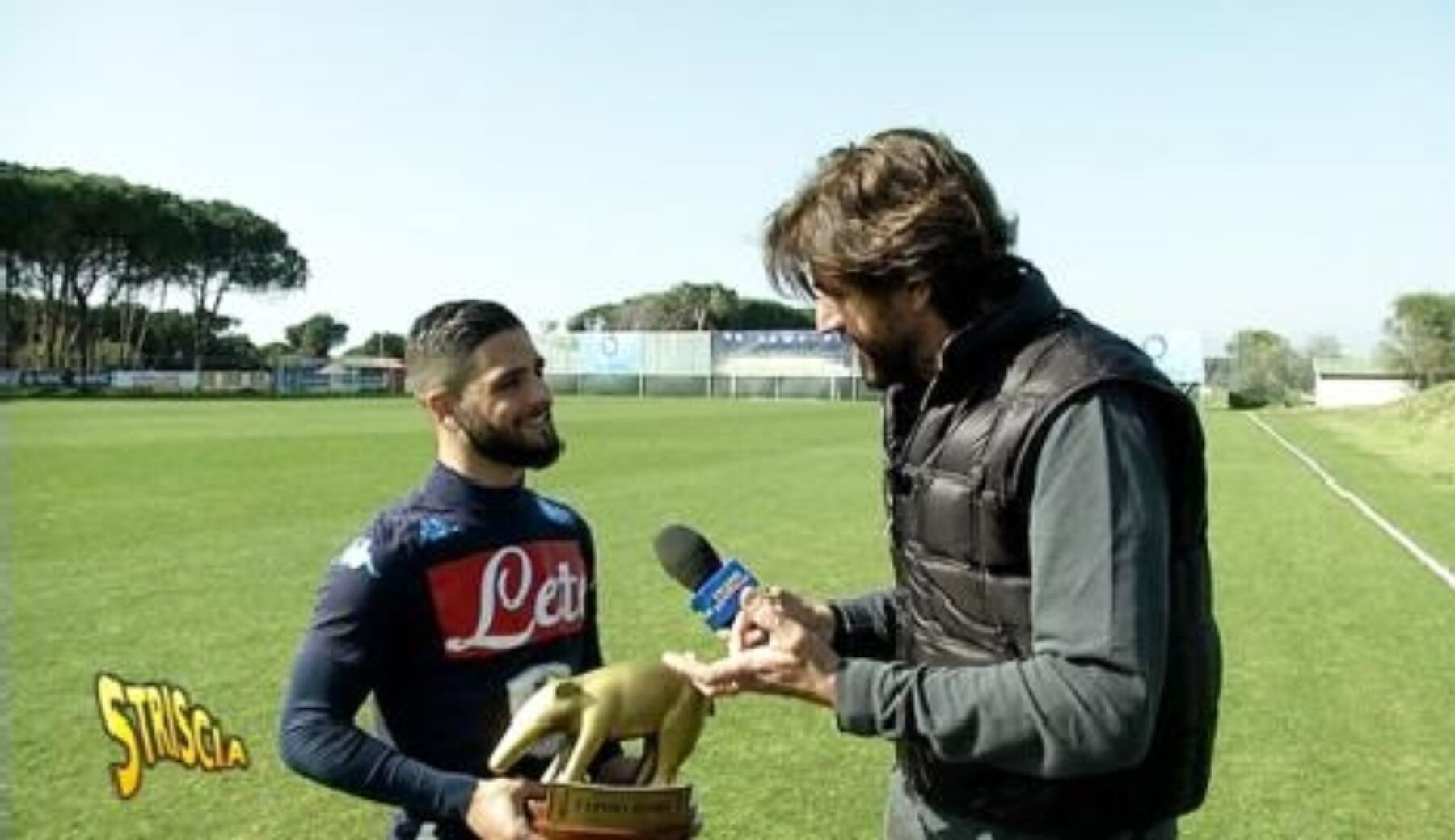 A Striscia la notizia Tapiro d’oro a Lorenzo Insigne per il goal nella partita contro il Milan, che ha dato alla squadra un vantaggio durato solo cinque minuti