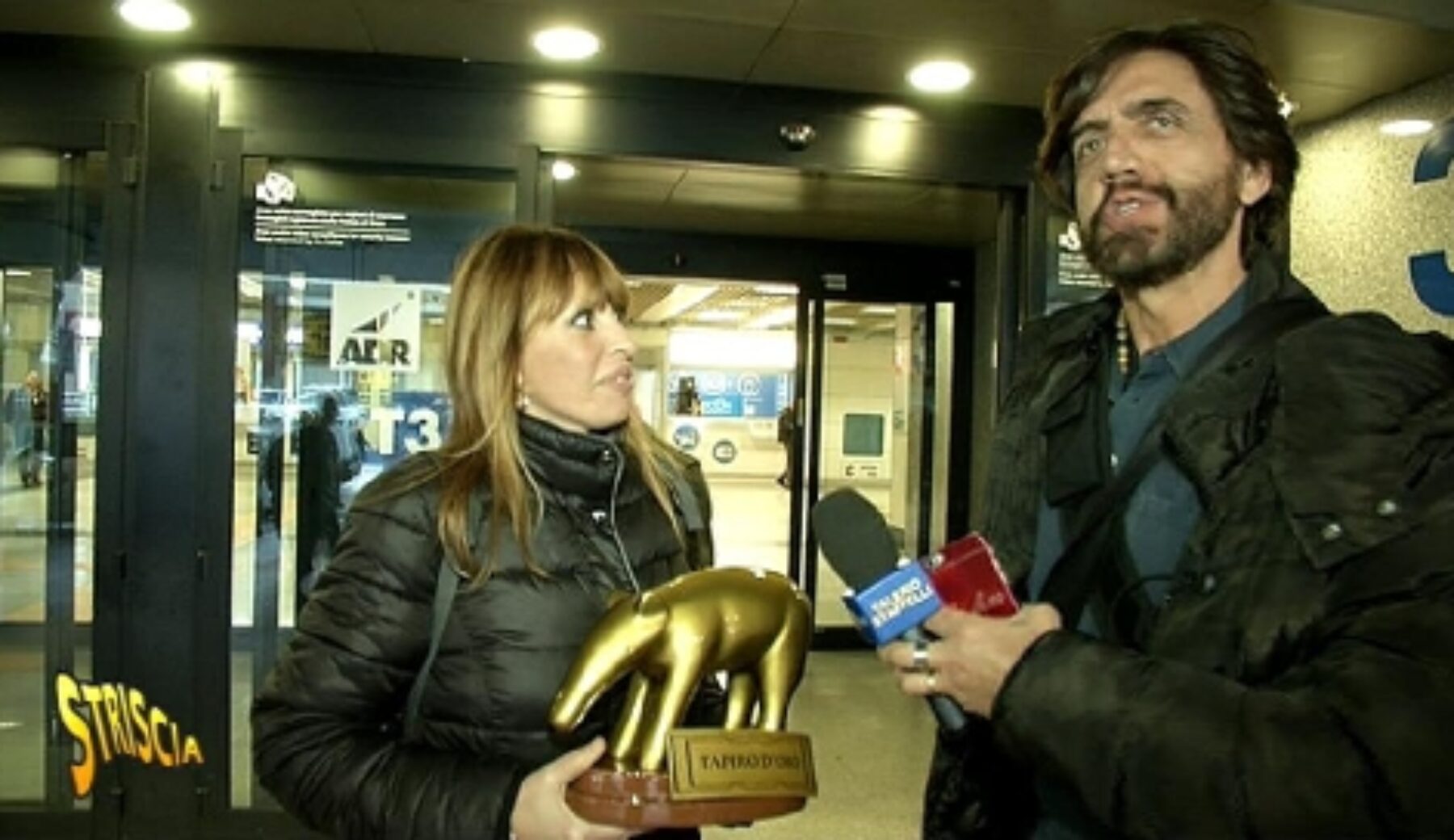 Alessandra Mussolini riceve il Tapiro d’oro da Striscia per il fuori onda sulle comunali di Roma