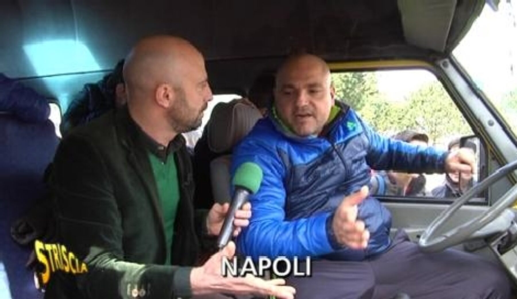 A Striscia la notizia scuolabus irregolare e senza assicurazione a Napoli