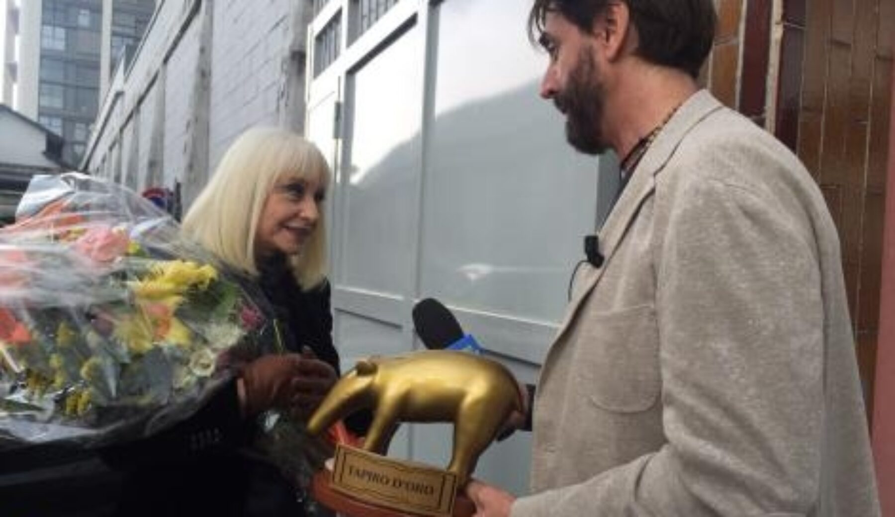 A Striscia la notizia Tapiro d’oro a Raffaella Carrà per la gaffe sulla morte di Bob Dylan