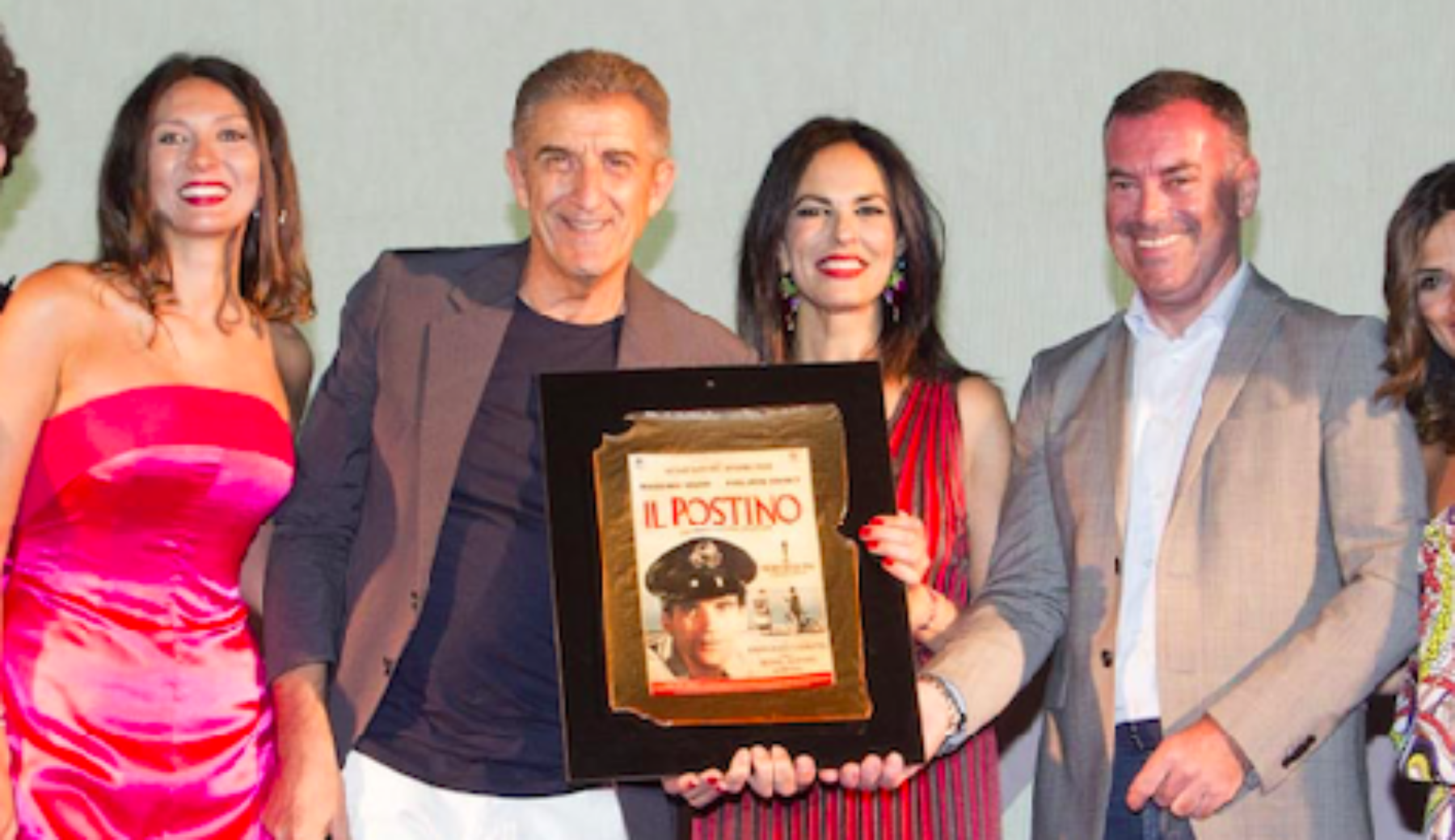 Ezio Greggio riceve il Premio Massimo Troisi: MareFestival, preziosa occasione per ricordare Troisi, “poeta del Cinema”