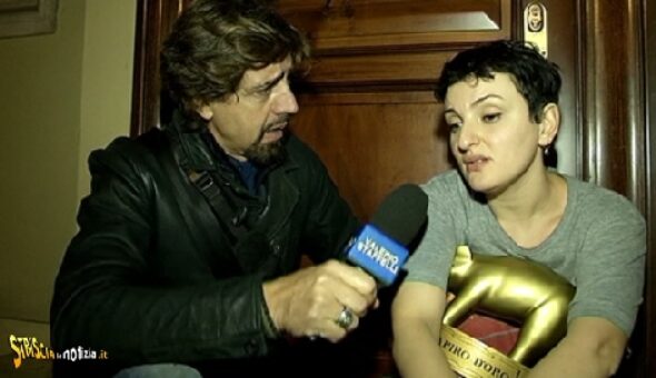 A Striscia la notizia Tapiro d’oro ad Arisa per essere andata in onda ubriaca a X Factor