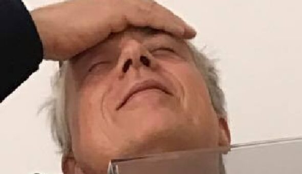 Il Tapiro d'oro verticale regalato da Antonio Ricci
all'achitetto Stefano Boeri per i suoi 60 anni.