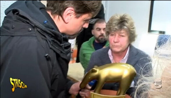 A Striscia la notizia Tapiro d’oro a Susanna Camusso (CGIL), perché il suo sindacato ha giustificato i parcheggi selvaggi dei poliziotti davanti alla Questura di Napoli