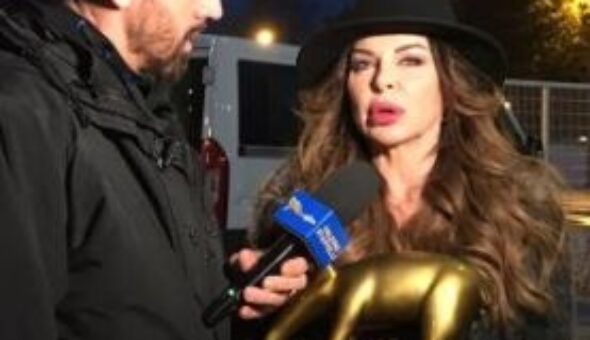 A Striscia la notizia Tapiro d’oro ad Alba Parietti per la bagarre con Selvaggia Lucarelli a “Ballando con le stelle” e su Facebook