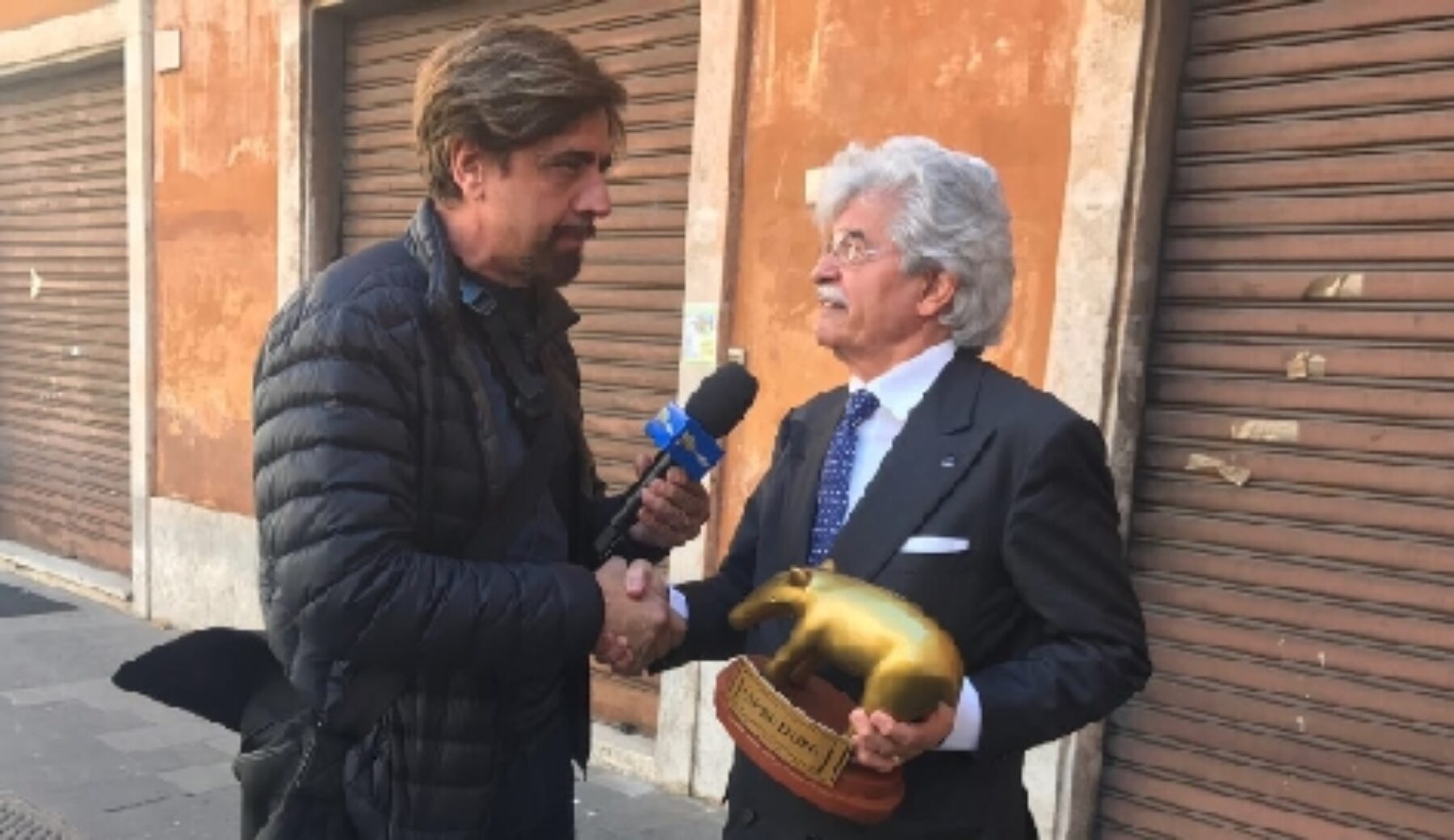 A Striscia la notizia Tapiro d’oro al senatore
Antonio Razzi di ritorno dalla “missione” in Corea del Nord