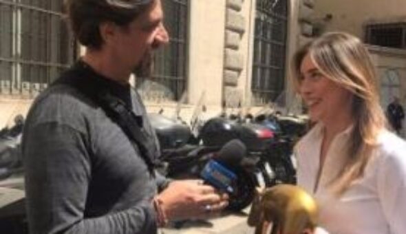 A Striscia la notizia Tapiro d’oro a Maria Elena Boschi per l’affaire Banca Etruria