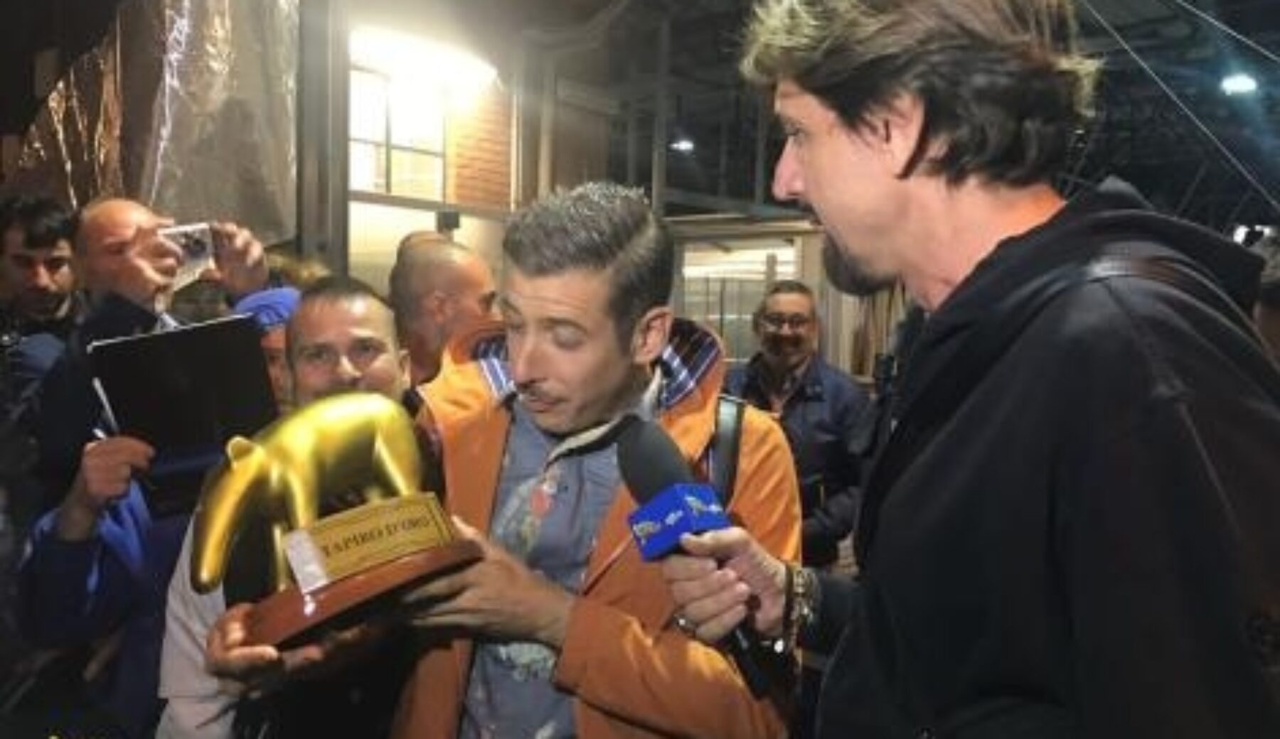 A Striscia la notizia Tapiro d’oro a Francesco Gabbani per il suo deludente piazzamento all’Eurovision Song Contest