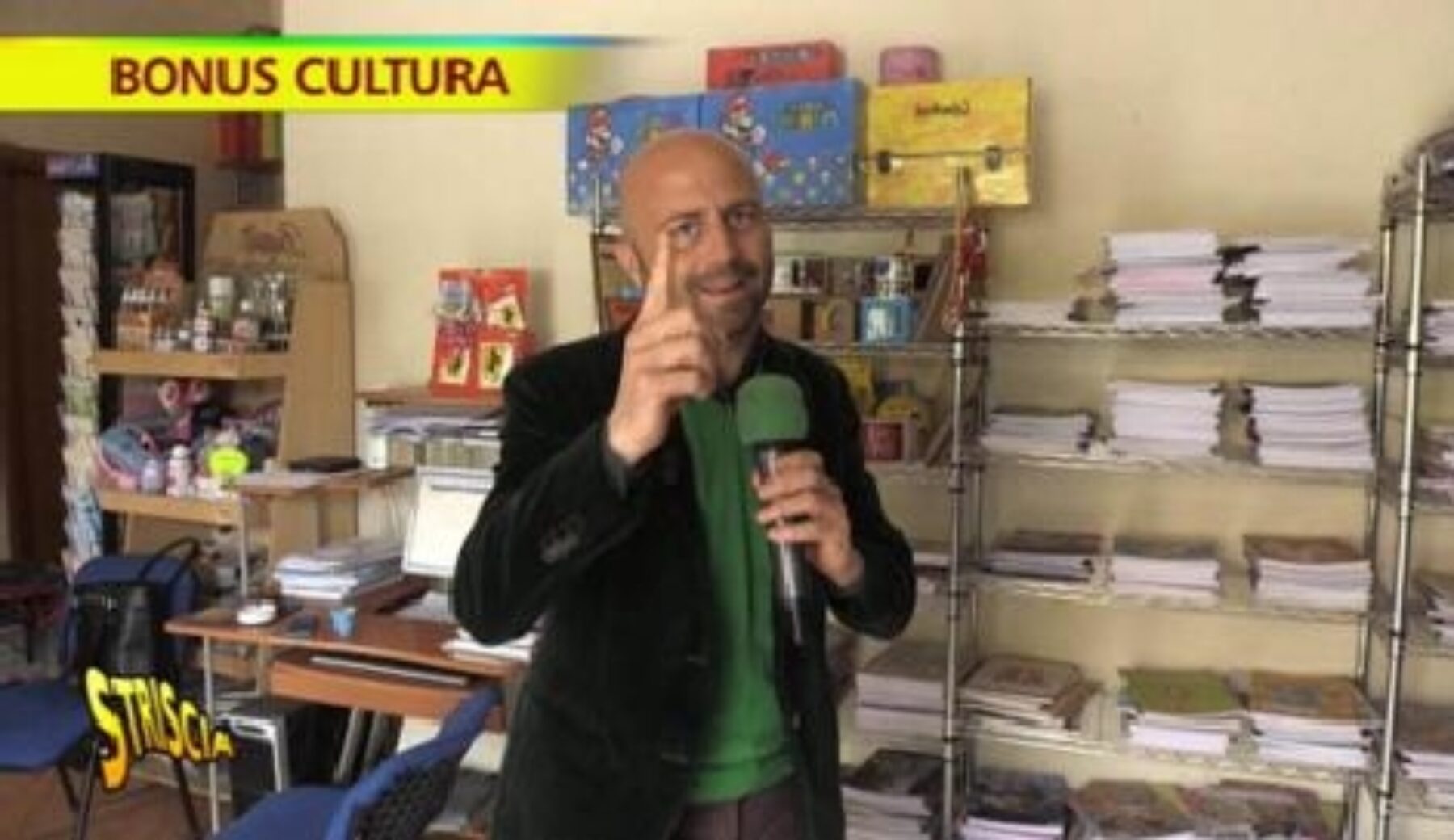 A Striscia la notizia il servizio di Luca Abete sul bonus cultura: niente libri e musei, ragazzi e commercianti si spartiscono i soldi