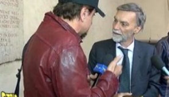 A Striscia la notizia Tapiro d’oro al Ministro Delrio per i caschi prodotti e omologati all’estero che in Italia non vengono sottoposti a controlli di sicurezza