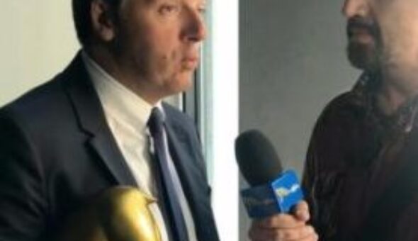 Tapiro d'oro a Matteo Renzi perché neo-maggiorenni e commercianti si spartiscono i 500 euro del bonus cultura. Renzi: «Voi di Striscia dateci una mano a controllare quelli che fanno i furbi».