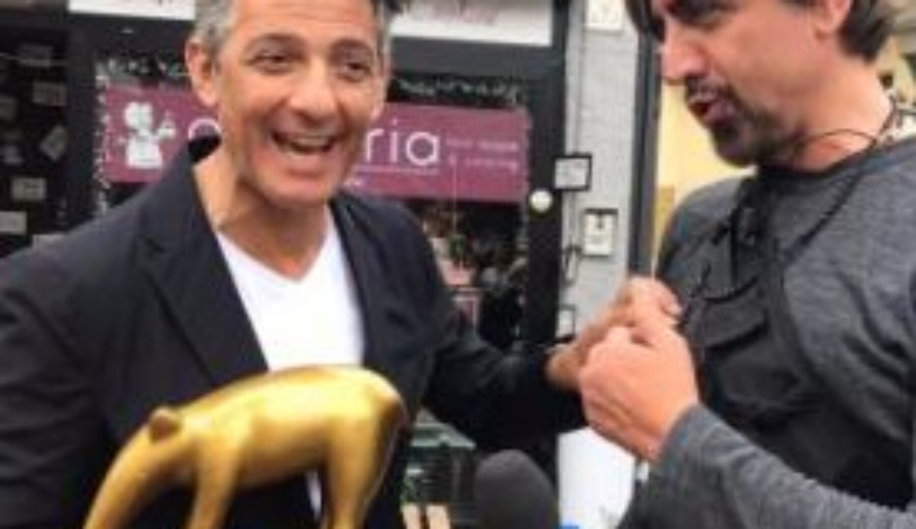 A Striscia la notizia tapiro d’oro a Fiorello per la pessima stagione dell’Inter: «Il signor Pioli non è arrivato a mangiare l’involtino primavera»