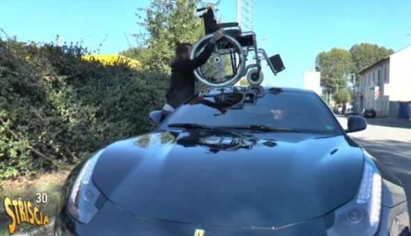 Una sedia a rotelle sul tetto della supercar
la provocazione di Brumotti contro 
il proprietario della Ferrari blu
accusato di aver insultato e aggredito il padre 
di un bambino disabile per un problema di posteggio.