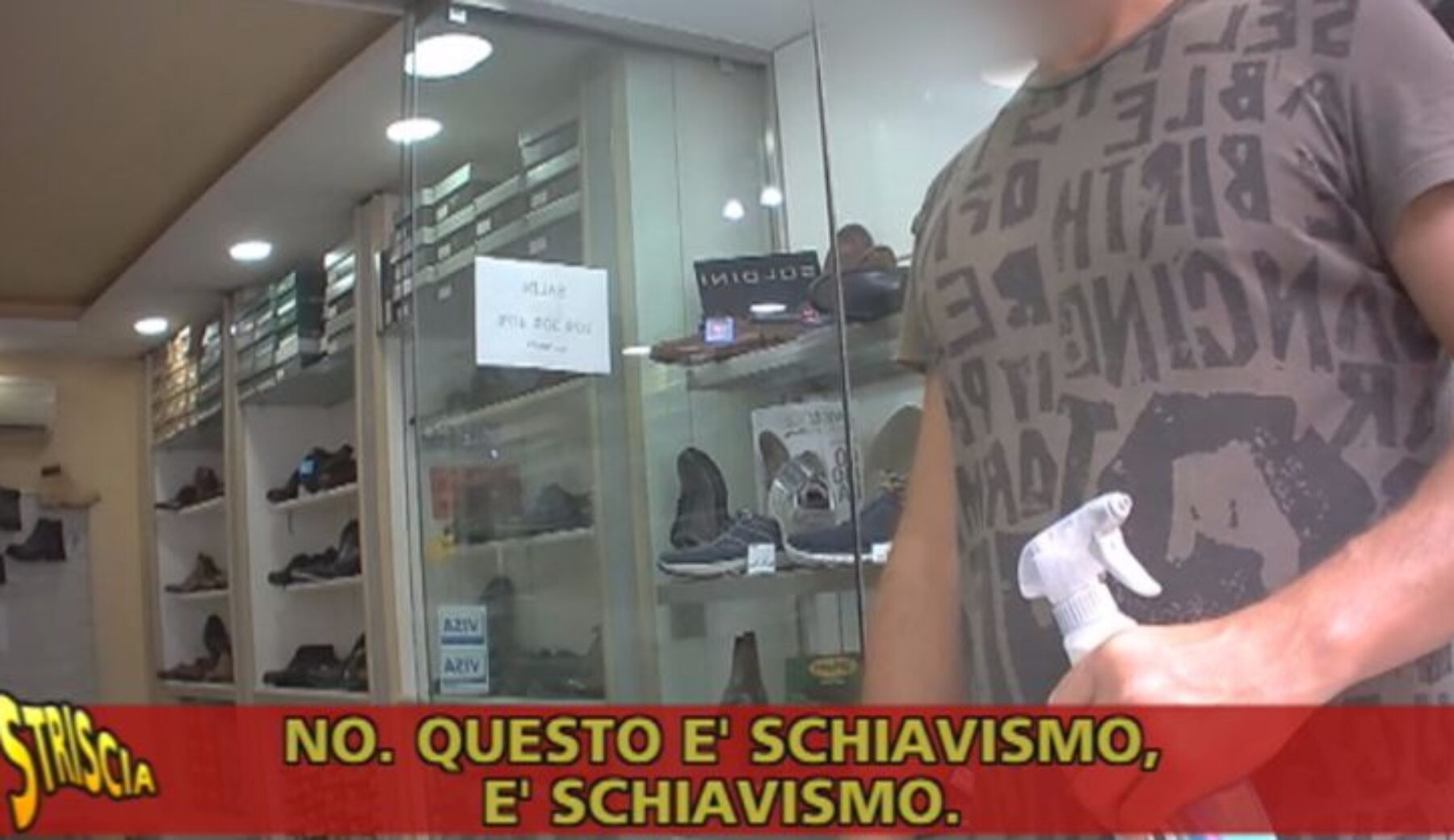 A Striscia la notizia Luca Abete documenta lo sfruttamento dei commessi di Napoli, costretti al lavoro in nero e a paghe da miseria in piccoli negozi e grandi catene