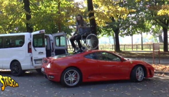 Ferrari sul posto disabili e Brumotti gli parcheggia sopra... una carrozzina!
