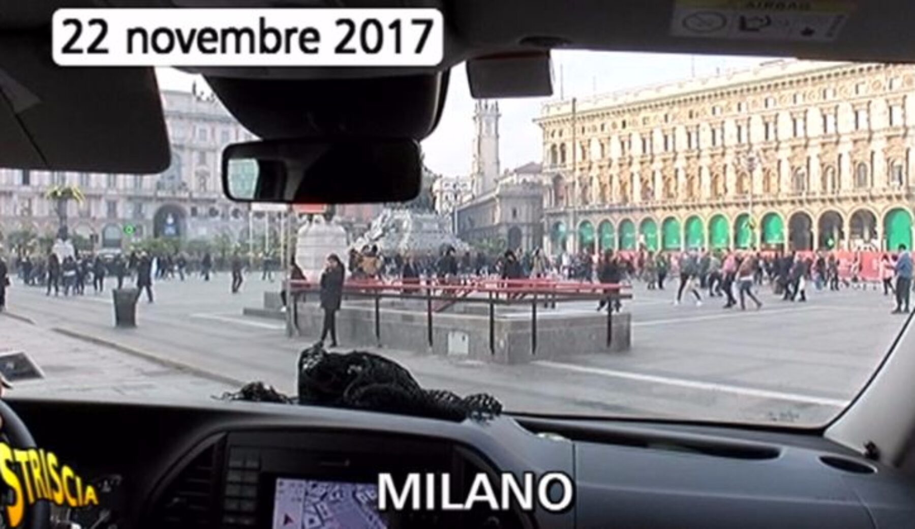 Valerio Staffeli mostra le falle nelle procedure anti-terrorismo in piazza Duomo a Milano