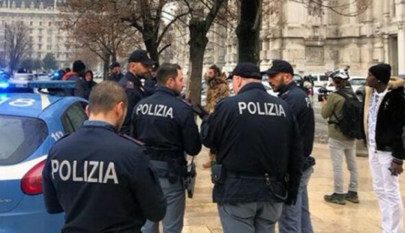 Brumotti aggredito dai pusher di fronte alla Stazione Centrale di Milano