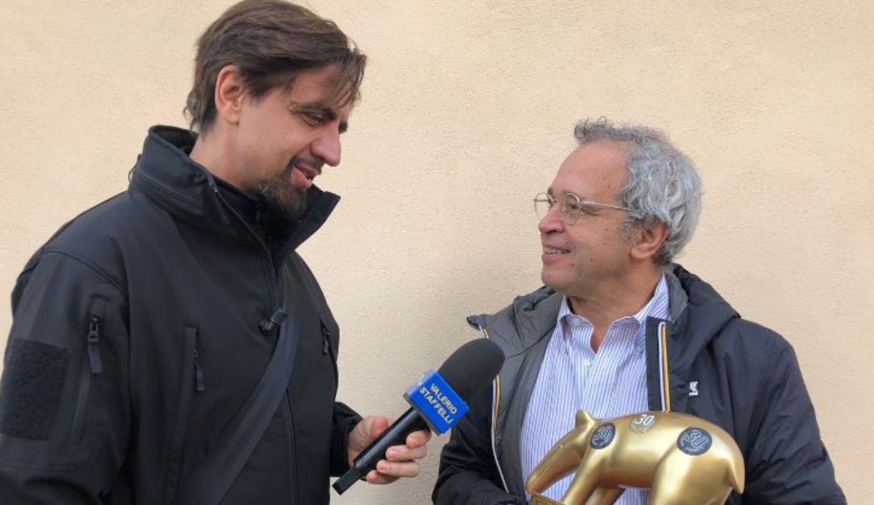 A Striscia la notizia Tapiro d’oro a Enrico Mentana per lo scontro con l’Agcom sulla par condicio
