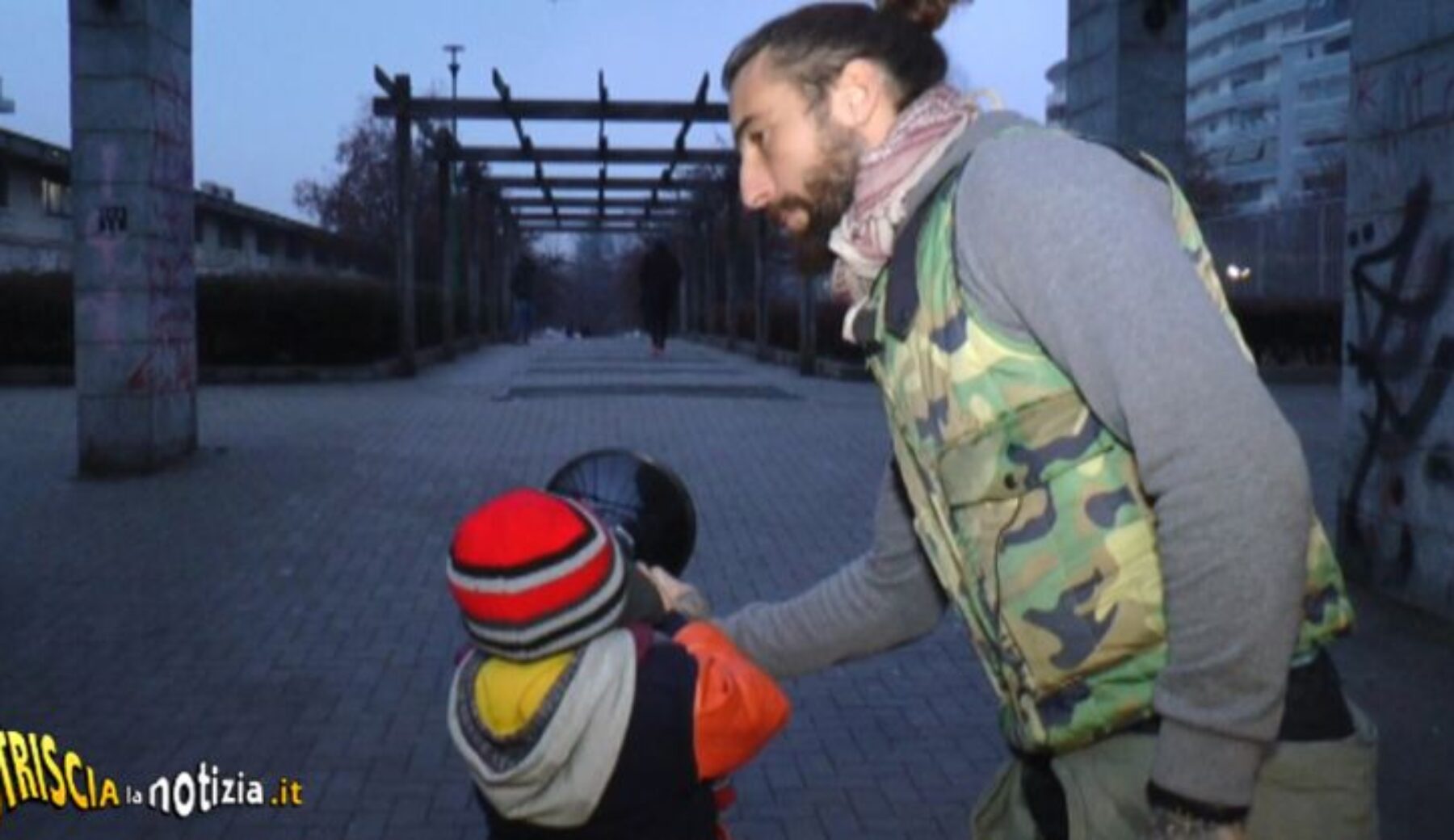 A Striscia la notizia Brumotti, con l’aiuto di un bambino incontrato per caso contro i pusher a Torino
