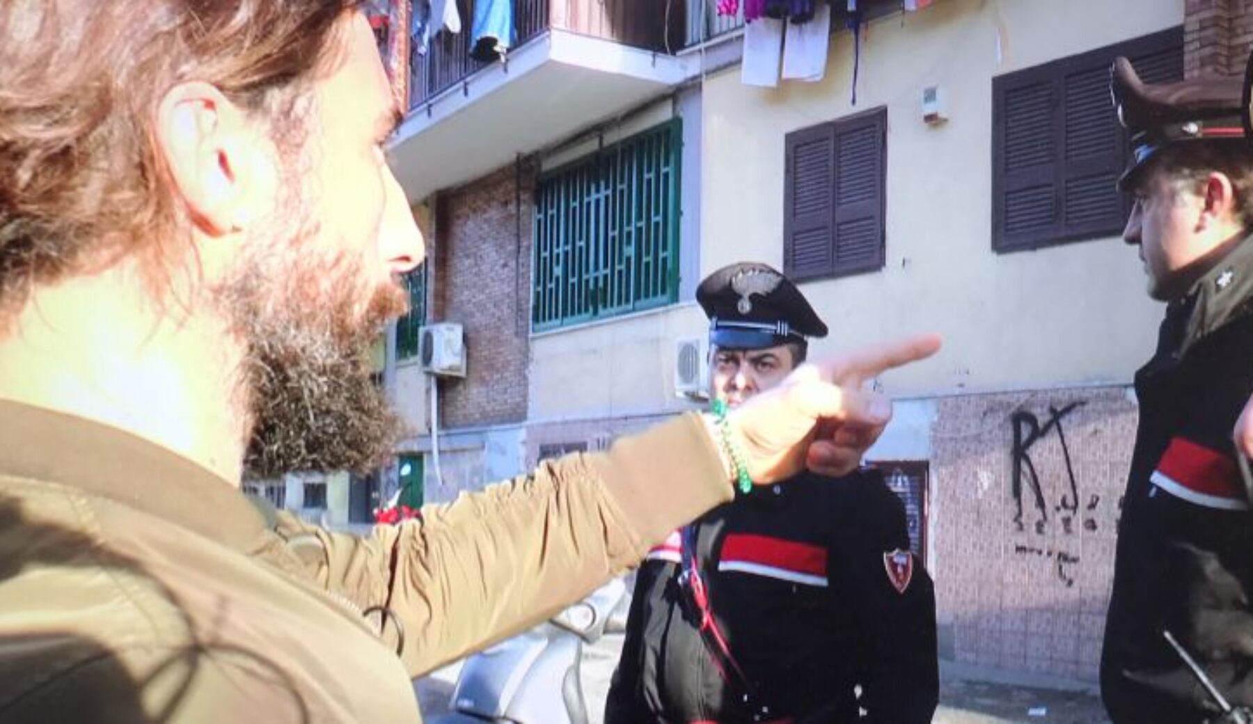 Nuova aggressione a Napoli contro Vittorio Brumotti e la sua troupe impegnati in un servizio contro lo spaccio di droga