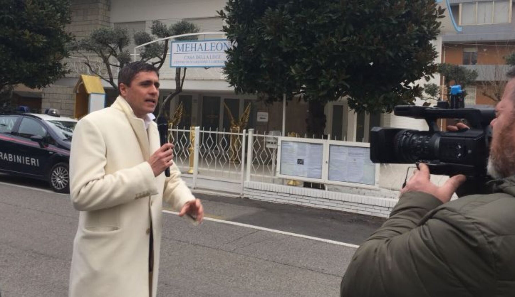 Striscia la notizia torna dal santone Mehaleon. Stavolta intervengono anche i Carabinieri