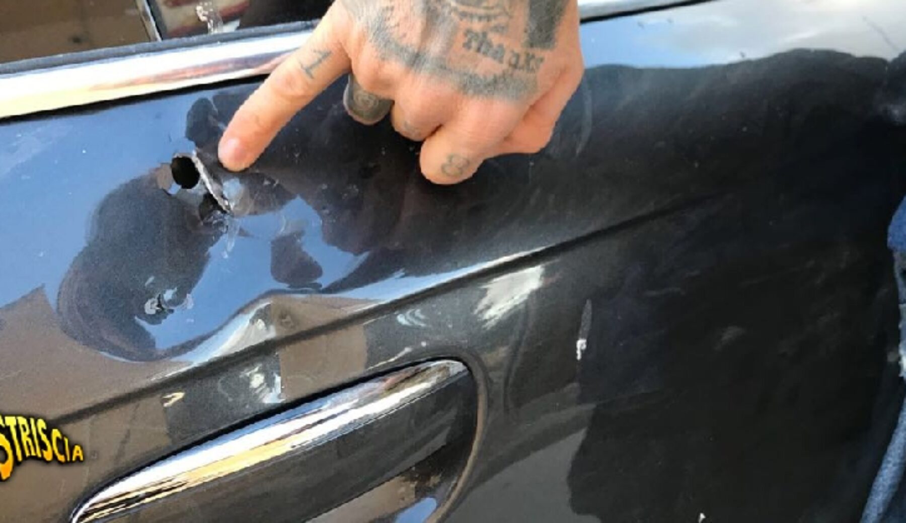 Brumotti e la sua troupe aggrediti nel quartiere Zen di Palermo
con lancio di sassi blocchi di cemento e minacce di morte