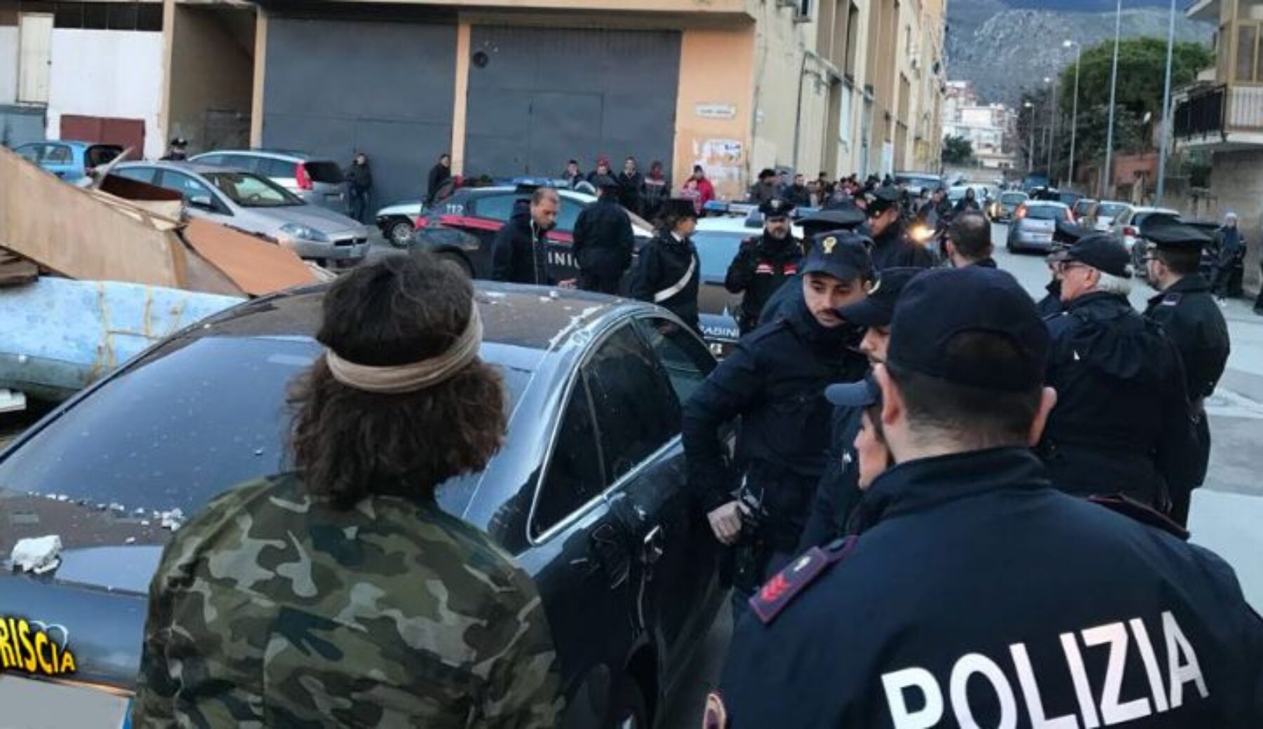 A Striscia la notizia il servizio completo dell’aggressione a Vittorio Brumotti e alla sua troupe nel quartiere Zen di Palermo