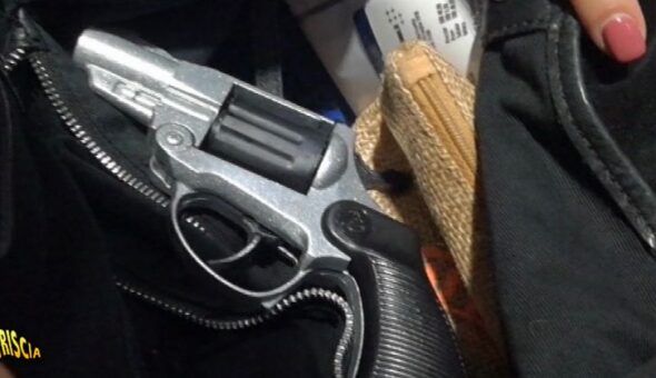 Collaboratrice di Striscia entra nel Duomo di Milano e a Palazzo Marino con una pistola di metallo. Gli addetti ai controlli non la trovano.