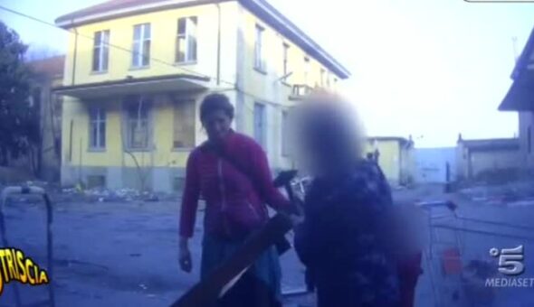 Milano, dopo l’inchiesta di Striscia la notizia sgomberati gli ex magazzini militari di Baggio