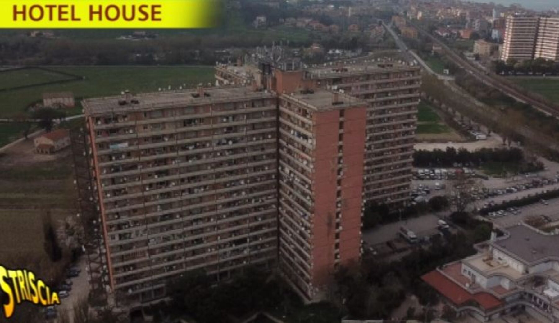 A Striscia la notizia nessuna legge, poca igiene e zero sicurezza: Rajae Bezzaz entra all’Hotel House di Porto Recanati, il ghetto dietro al “pozzo degli orrori”