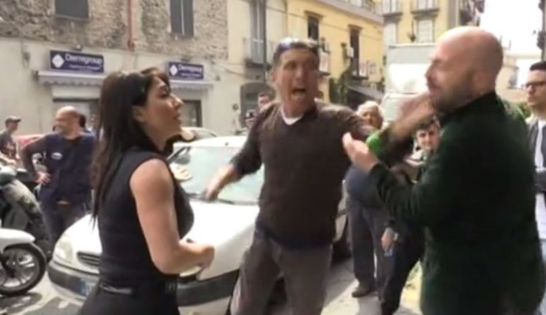 Luca Abete aggredito e insultato a Napoli durante un’inchiesta sui parcheggiatori abusivi
