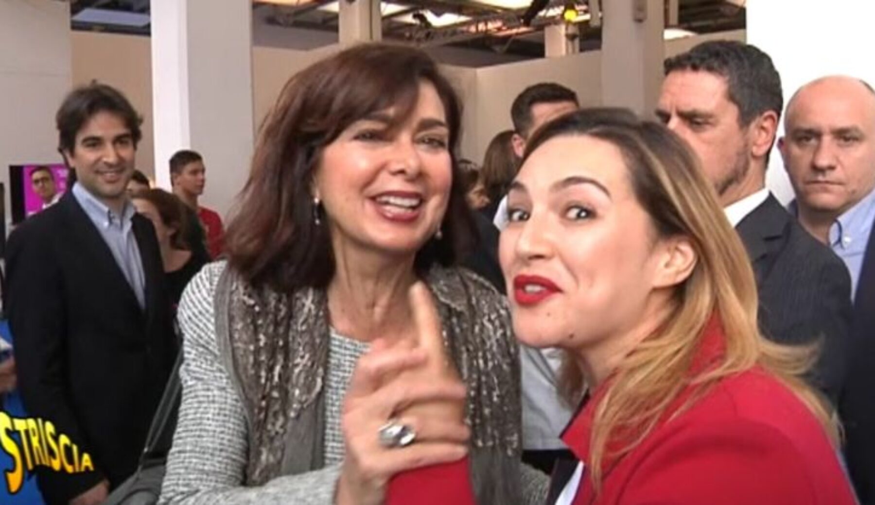 Rajae incontra Laura Boldrini che dichiara: «meglio tassare i grandi patrimoni invece degli assorbenti»