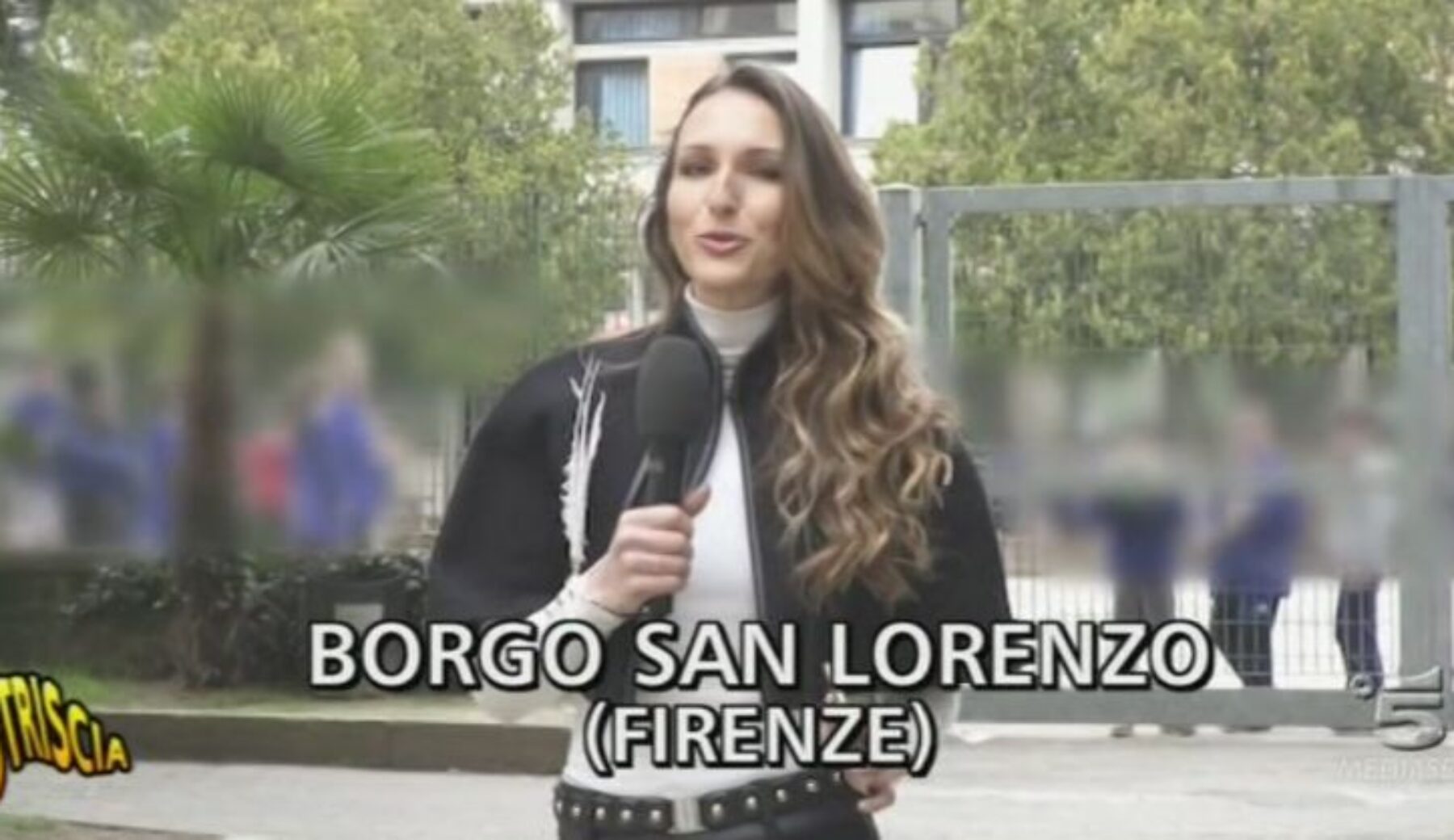 Dopo l’intervento di Striscia la notizia ci sarà la foto di classe per gli alunni della Dante Alighieri di Borgo San Lorenzo