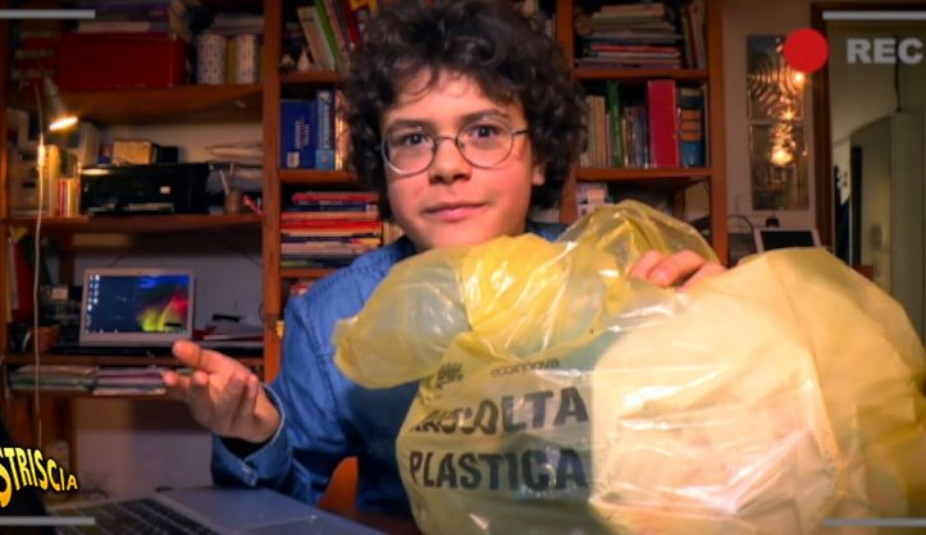 Eric Barbizzi, il più giovane consulente scientifico del Tg satirico, mostra le conseguenze della plastica nei mari