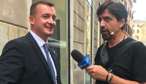 Rocco Casalino riceve il primo Tapiro d'oro della stagione