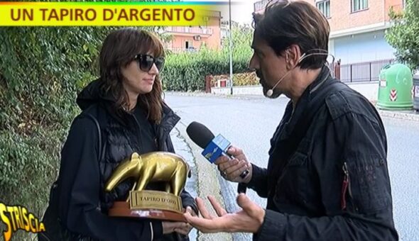 Striscia la notizia, Valerio Staffelli consegna il Tapiro d'Oro ad Asia Argento