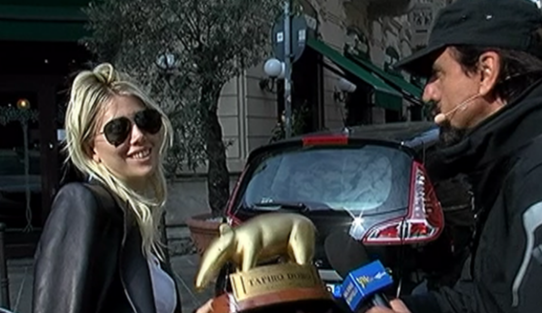 Striscia la notizia, Valerio Staffelli consegna il Tapiro d’oro a Wanda Nara